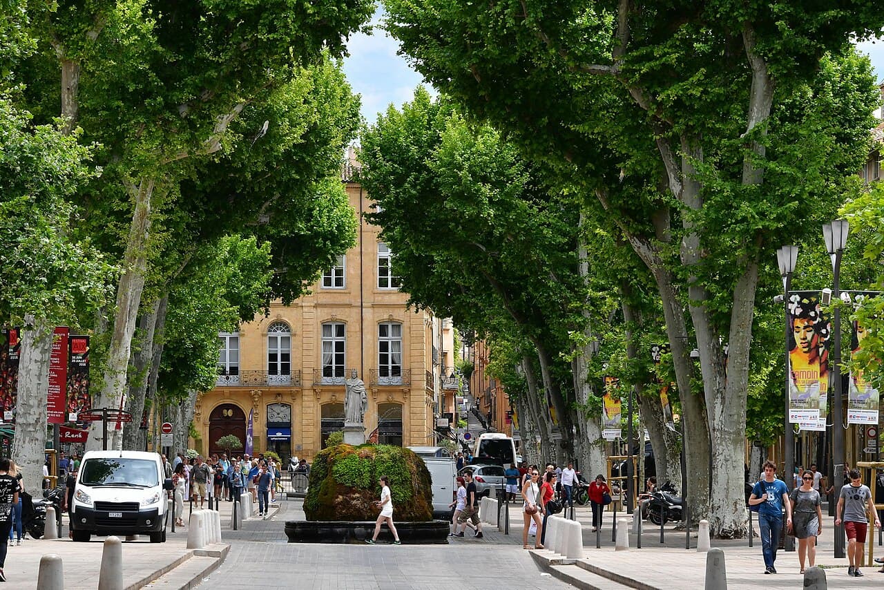 Le cours Mirabeau bordé de platanes à Aix-en-Provence