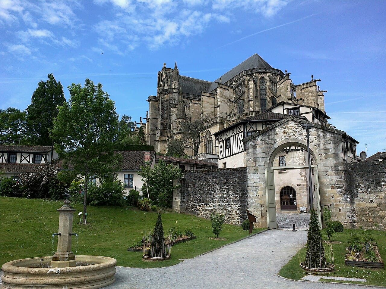 La cathédrale Saint-Étienne et le jardin de l'Évêché à Limoges