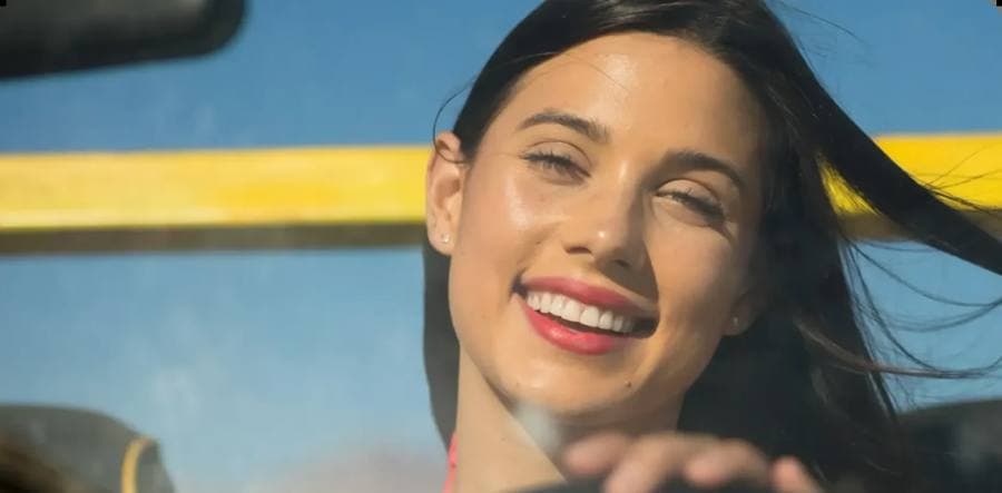 Une élève souriante au volant d’une voiture Odygo